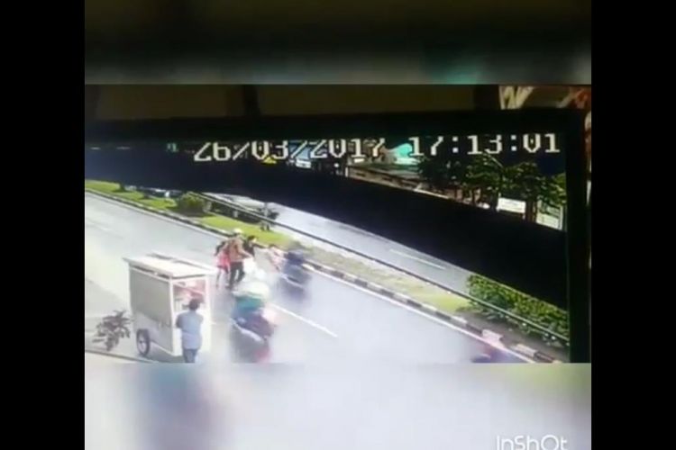 Seorang bocah menjadi korban tabrak lari di Bandung. Kejadian yang terekam CCTV tersebut kini sedang diselidiki Kepolisian.  