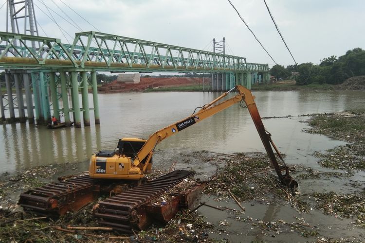 Petugas PJT II, Satgas Citarum Harum Sektor 16 dan 18, serta TPOP SDA melakukan pembersihan Bendungan Walahar, Desa Walahar, Kecamatan Klari, Kabupaten Karawang, Rabu (29/1/2020).