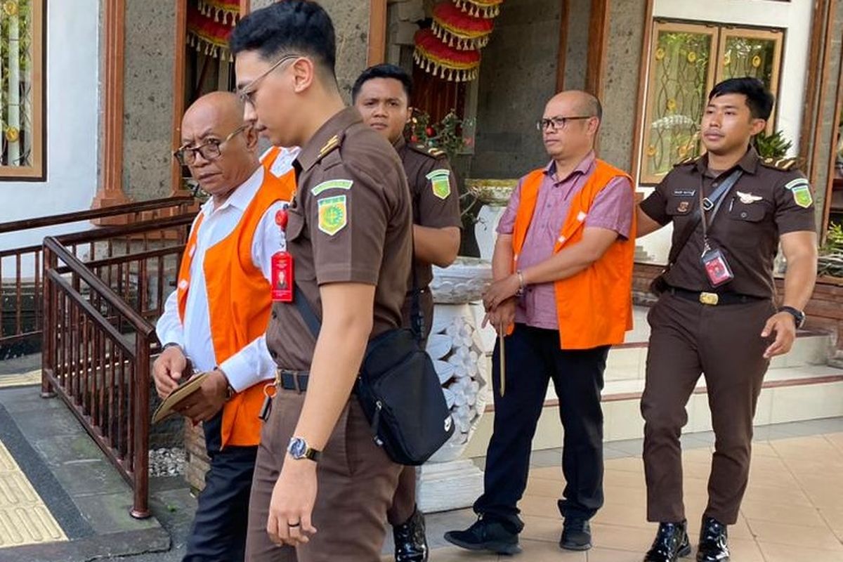 Jaksa menahan tiga orang tersangka kasus dugaan korupsi pengelolaan beras di Perusahaan Umum Daerah (Perumda) Dharma Santhika Kabupaten Tabanan, Bali, Rabu (15/10/2025).