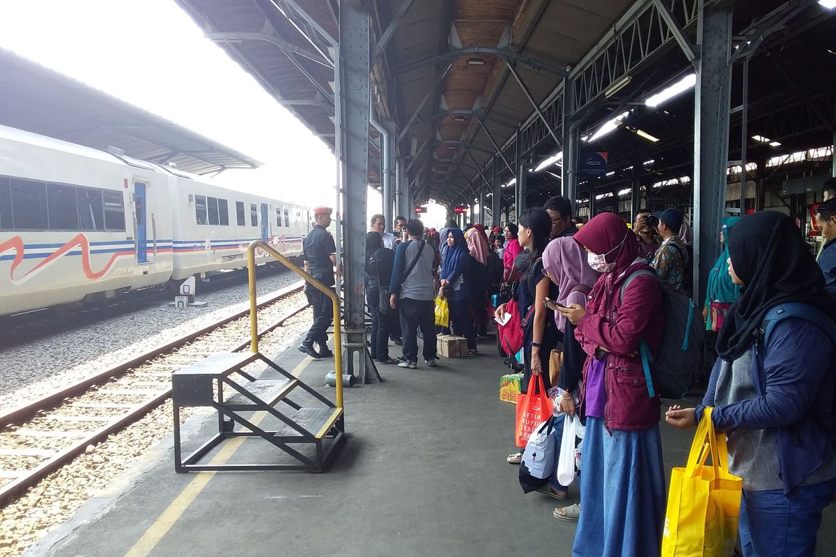 Suasana penumpang di stasiun tawang semarang.