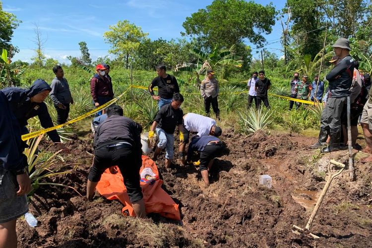 Penggalian jenazah Arya Gading Ramadhan (17) warga Tarakan yang dilaporkan hilang sejak April 2021. Jenazah Arya ditemukan terkubur di belakang kandang ayam milik keluarga korban. Arya dibunuh oleh sepupunya