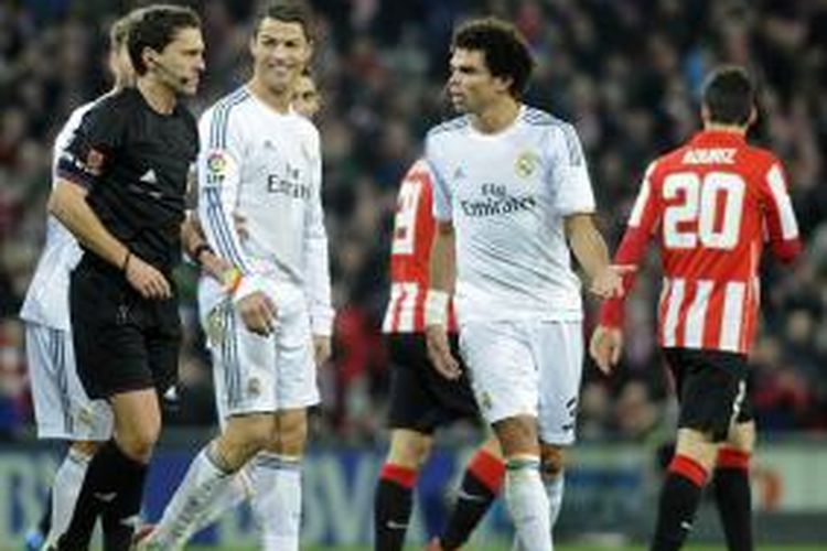 Bek Real Madrid, Pepe (kanan), melakukan protes kepada wasit setelah pemain depan Cristiano Ronaldo diganjar kartu merah dalam pertandingan La Liga melawan Athletic Club Bilbao, Minggu (2/2/2014).