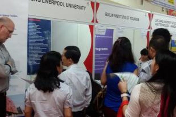 Pameran Pendidikan China ke-19 (19th China Education Fair) di Mangga Dua Square, Jakarta. Pameran tersebut dilaksanakan selama dua hari sejak Sabtu (8/11/2014). Pameran juga akan digelar pada 15 dan 16 November mendatang di Hotel Tunjungan, Surabaya, Jawa Timur.