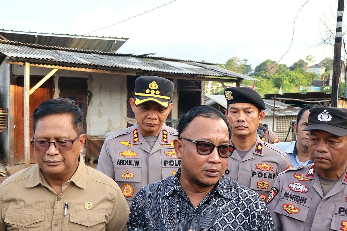 Komisioner Kompolnas Choirul Anam saat meninjau TKP mobil polisi dibakar di Cimanggis, Kota Depok, Minggu (21/4/2025).