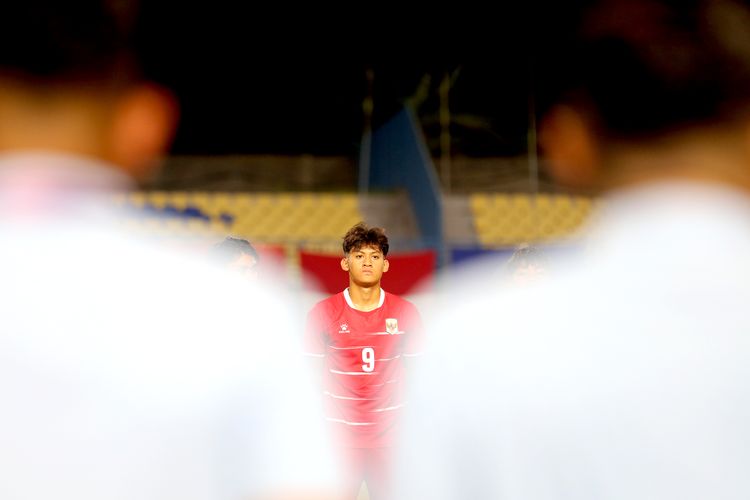 Pemain timnas u17 Indonesia Mierza Firjatullah sebelum laga pertama babak penyisihan Grup A ASEAN U17 Championship 2026 melawan Timor leste yang berakhir dengan skor 4-0 di Stadion Joko Samudro Gresik, Jawa Timur, Senin (13/4/2026) malam.