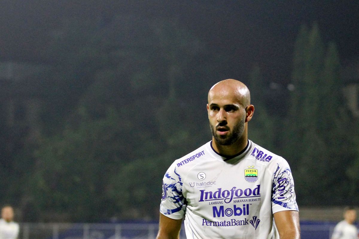 Pemain asing Persib Bandung Mohammed Rashid saat pertandingan pekan 30 Liga 1 2021 melawan Arema FC yang berakhir dengan skor 1-2 di Stadion I Gusti Ngurah Rai Denpasar, Rabu (9/3/2022) malam.