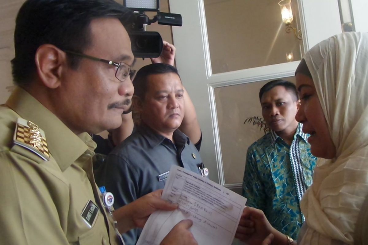 Gubernur DKI Jakarta Djarot Saiful Hidayat menerima aduan warga Bogor yang datang ke Balai Kota DKI Jakarta, Jalan Medan Merdeka Selatan, Selasa (11/7/2017). 