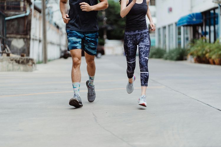 Ilustrasi olahraga lari. Dokter olahraga RSPI menjelaskan kapan dan bagaimana olahraga sebelum berbuka bisa membantu membakar lemak tanpa meningkatkan risiko lemas dan cedera.