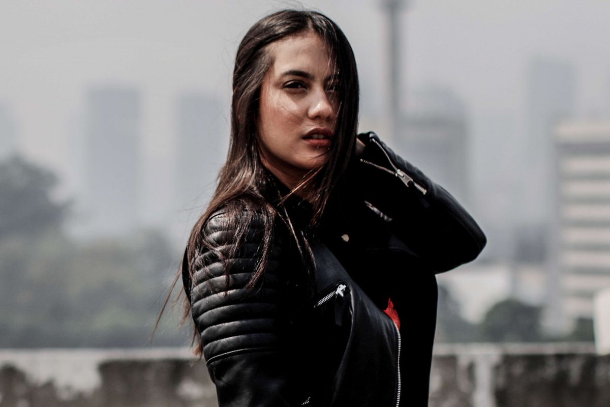 Artis peran Pevita Pearce berpose di sela wawancara promo film Buffalo Boys di Gedung Kompas Gramedia, Palmerah Selatan, Jakarta, Senin (9/7/2018). Film drama yang menggabungkan sejarah Indonesia dan klasik western produksi Infinite Studios dengan Zhao Weil Films dan Screenplay Infinite Films ini dijadwalkan tayang pada 19 Juli mendatang.