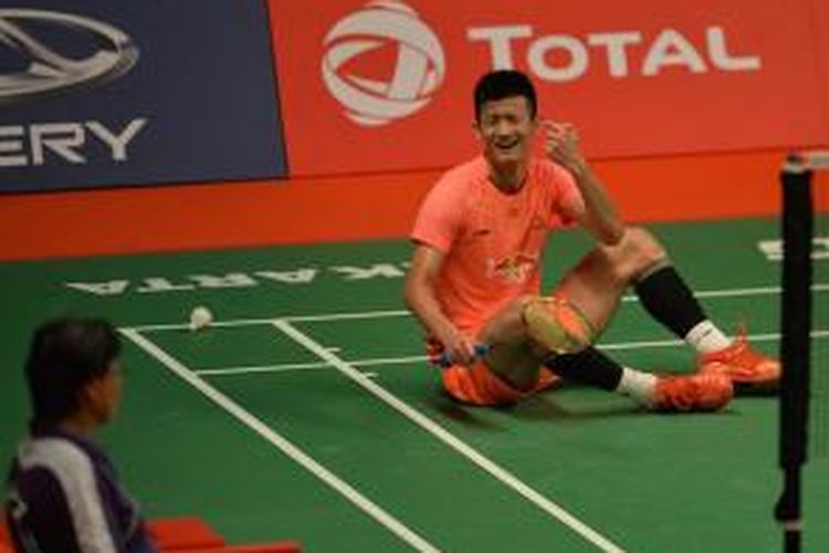Pemain tunggal putra Tiongkok, Chen Long, terjatuh saat bertanding melawan Viktor Axelsen (Denmark), pada babak perempat final Kejuaraan Dunia 2015 di Istora, Jakarta, Jumat (14/8/2015).