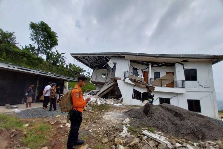 Pergerakan tanah di pelosok Bogor mengakibatkan jalan terputus hingga mobil terperosok, Kamis (30/3/2023).