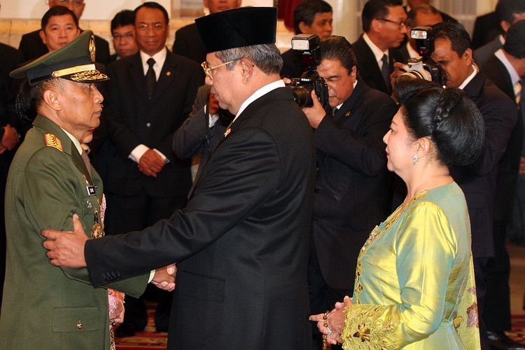 Presiden Susilo Bambang Yudhoyono (tengah) dan Ibu Negara Ani Yudhoyono (kanan) memberikan ucapan selamat kepada Kepala Staf TNI Angkatan Darat (KSAD) Letjen TNI Pramono Edhie Wibowo usai acara pelantikan KSAD di Istana Negara, Jakarta, Kamis (30/6/2011). Mantan KSAD Jenderal TNI (Purn) Pramono Edhie Wibowo, adik ipar dari Presiden ke-6 RI Susilo Bambang Yudhoyono, meninggal dunia pada Sabtu (13/6/2020) sekitar pukul 19.43 WIB di RSUD Cimacan, Cianjur, Jawa Barat. ANTARA FOTO/Widodo S Jusuf/Arsip Foto/wsj. 