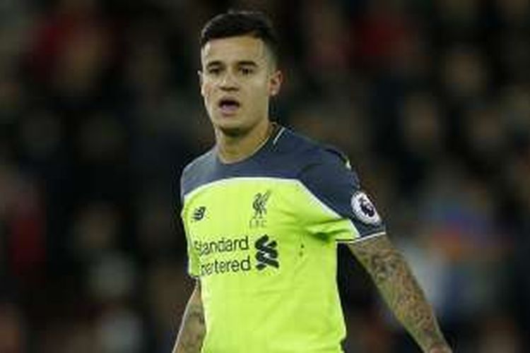 Gelandang Liverpool, Philippe Coutinho, tampil dalam laga semifinal pertama Piala Liga Inggris, di Stadion St Mary, Rabu (11/1/2017) waktu setempat.