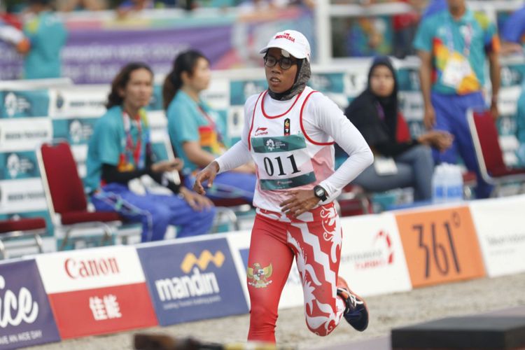 Atlet Indonesia Dea Putri saat pertandingan Laser-Run di cabang olahraga Modern Pentathlon Putri Asian Games ke-18 Tahun 2018 di SMA Adria Pratama Mulya, Tigaraksa, Kabupaten Tangerang, Banten, Jumat (31/8/2018). Pada cabang olahraga ini Indonesia gagal mendapatkan medali.