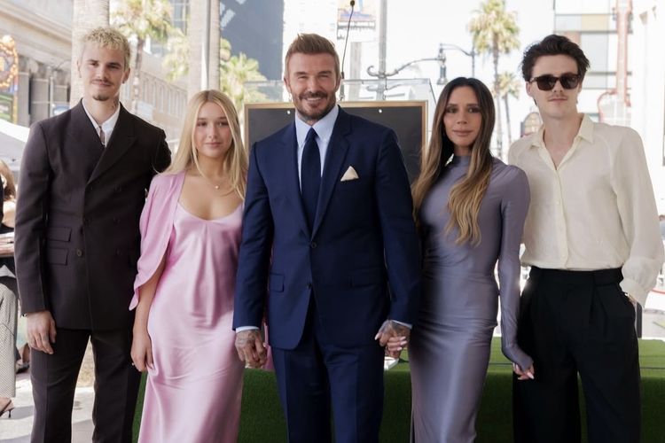 Style Victoria Beckham di Walk of Fame David Beckham, Anggun Bergaun Lilac