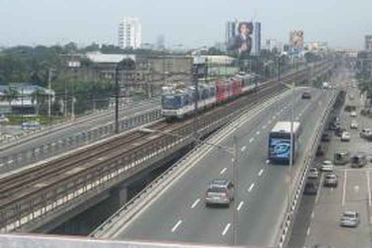 Jjalan raya Epifania de los Santos Avenue (EDSA)  di Manila, Filipina