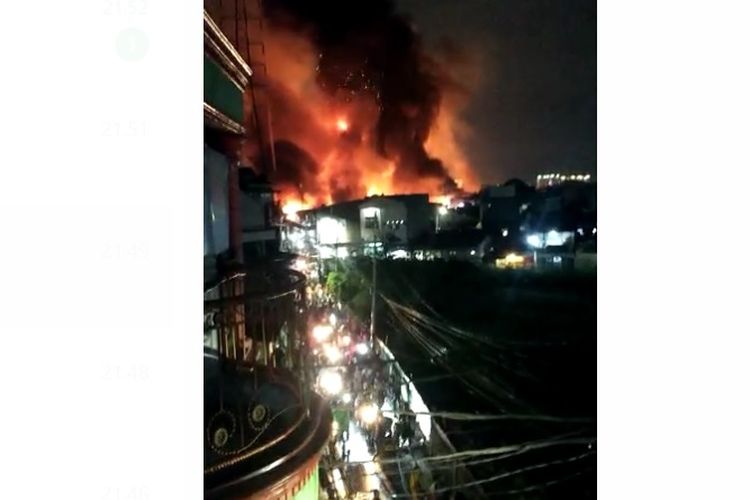 Kebakaran pipa Pertamina di Koja, Jakarta Utara, Jumat (3/3/2023) malam.