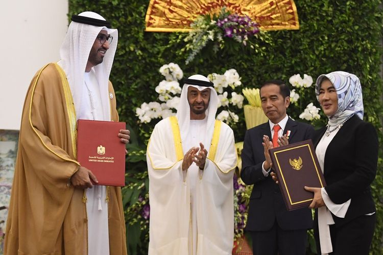 Presiden Joko Widodo (kedua kanan) bersama Putra Mahkota Abu Dhabi/Wakil Panglima Tertinggi Angkatan Bersenjata Uni Emirat Arab (UEA) Sheikh Mohamed Bin Zayed Al Nahyan (kedua kiri) menyaksikan pertukaran perjanjian kerjasama antara Dirut Pertamina Nicke Widyawati (kanan) dan Menteri Dalam Negeri UEA/CEO ADNOC Group Sultan bin Ahmed Aljaber (kiri) di Istana Bogor, Jawa Barat, Rabu (24/7/2019). Indonesia dan Uni Emirat Arab melakukan sejumlah kerjasama berbagai bidang baik antar pemerintah maupun antar bisnis. ANTARA FOTO/Akbar Nugroho Gumay/hp.