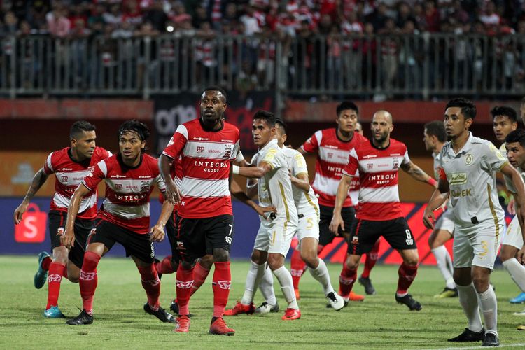Laga tunda Pekín 4 Liga 1 2019 antara Madura United melawan PSS sleman yang berakhir denna skor 0-1 di Stadion Gelora Ratu Pamelingan Pamekasan, JAwa Timur, Rabu (31/07/2019) malam.