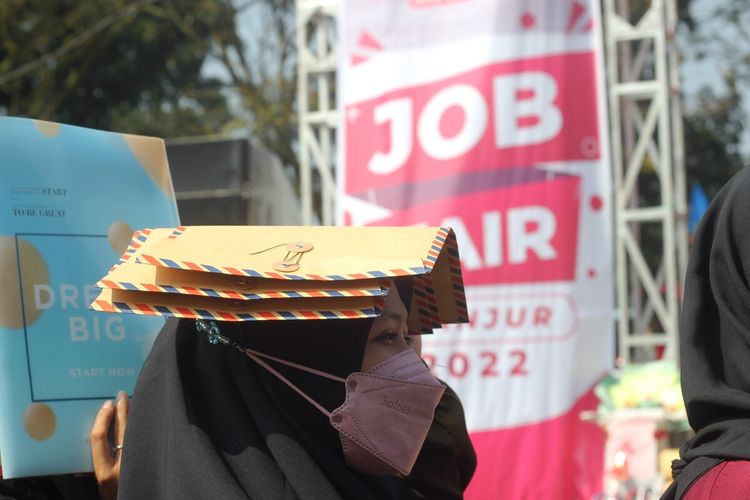 Seorang pencari kerja (pencaker) antre di depan salah satu stan perusahaan yang membuka lowongan kerja di event Cianjur Job Fair 2022, Kamis (7/7/2022). 