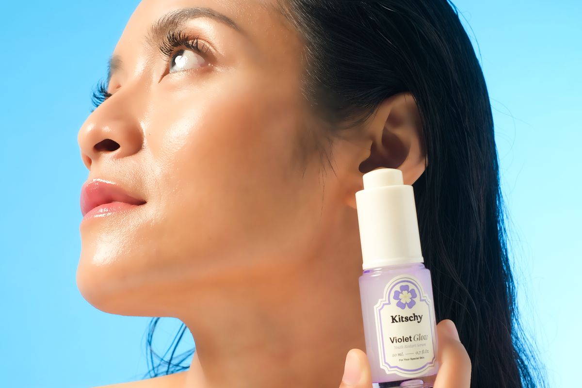 Seruma anti aging Violet Glow dari Kitschy Beauty direkomendasikan untuk beauty enthusiast yang masih ragu mencoba retinol karena khawatir efek sampingnya.