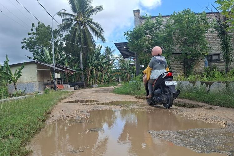 Jalan Menuju Desa Wisata Keris Sumenep Rusak, Aspal Tambal Sulam, Cepat Mengelupas saat Hujan