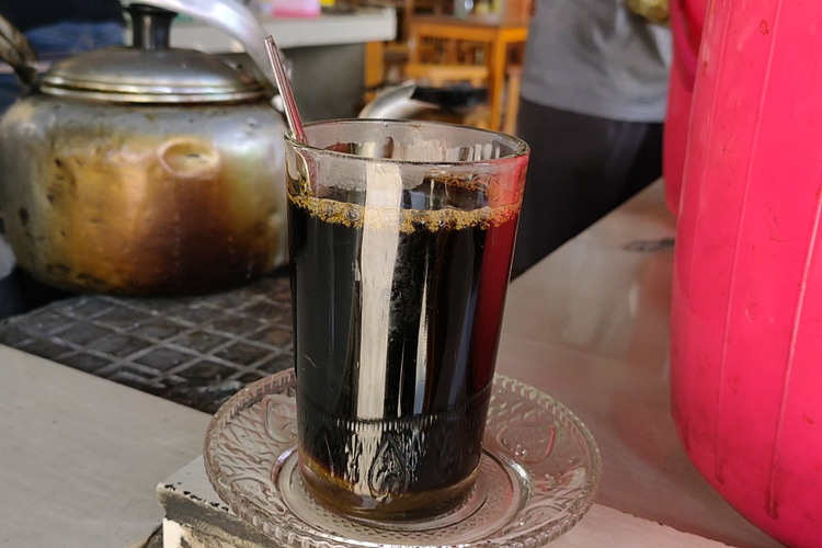 Kopi O atau kopi hitam murni Kong Djie, siap tersaji dan diseruput. Harganya Rp 8.000, kopi susu Rp 10.000 dan es kopi susu Rp 15.000.