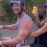 Chris Hemsworth Pemeran Thor Liburan ke Bali, Pamer Naik Motor Tertib Pakai Helm