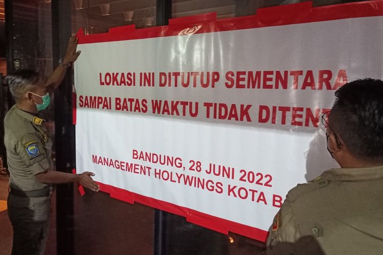 Dua gerai Holywings yang berada di Kota Bandung ditutup mulai Selasa (28/6/2022) malam.