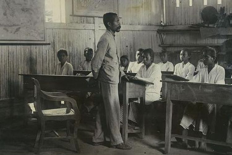 Guru dan murid-murid sekolah di Ambon, Hindia Belanda, sekitar 1900.