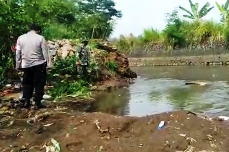 Petugas memantau lokasi irigasi yang jebol di Kabupaten Cianjur, Jawa Barat, yang mengakibatkan puluhan rumah warga terendam, Minggu (7/11/2021).