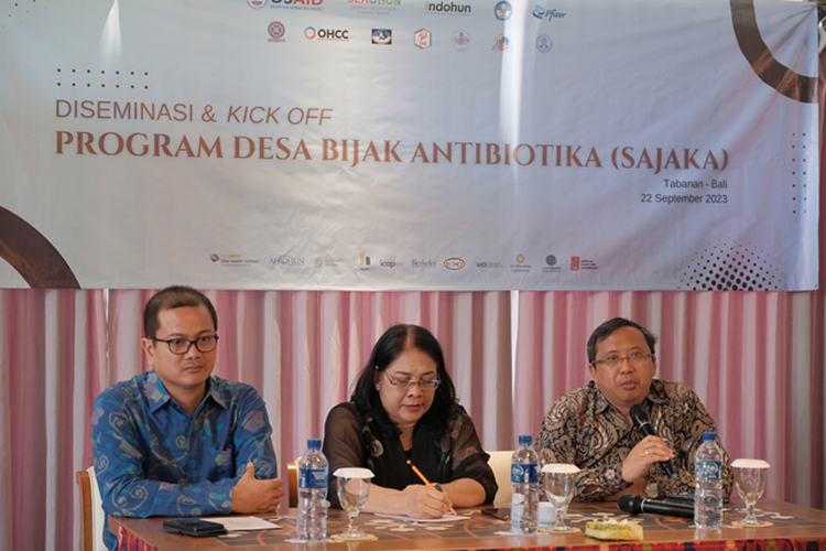 Prof. Dr. dr. Ni Nyoman Sri Budayanti, Sp.MK(K) selaku Koordinator OHCC Universitas Udayana, dr. I Wayan Agus Gede Manik Saputra, M.Ked. Klin. Sp.MK selaku PAMKI Bali, dan  Bambang Chriswanto selaku Policy & Public Affairs Director Pfizer Indonesia & The Philippines, di acara Diseminasi & Kick Off Sajaka pada 22 September 2023 di Tabanan, Bali