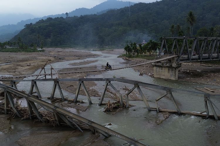 Patungan Seikhlasnya, Warga Pining Aceh Bangun Jembatan Darurat Demi Bertahan Hidup