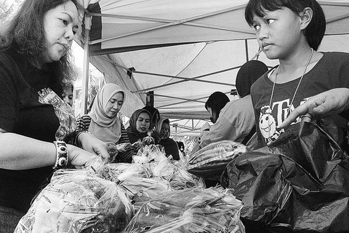 Pembeli menyerbu stan yang menjual cabai merah besar dan cabai keriting dalam pasar murah yang diadakan Pemerintah Provinsi Sulawesi Selatan di anjungan Pantai Losari, Makassar, Minggu (15/8). Dalam pasar murah ini, kelompok tani dari Kabupaten Enrekang, Jeneponto, Maros, dan Gowa menjual 3 ton cabai merah besar dan cabai keriting seharga Rp 30.000 per kilogram.