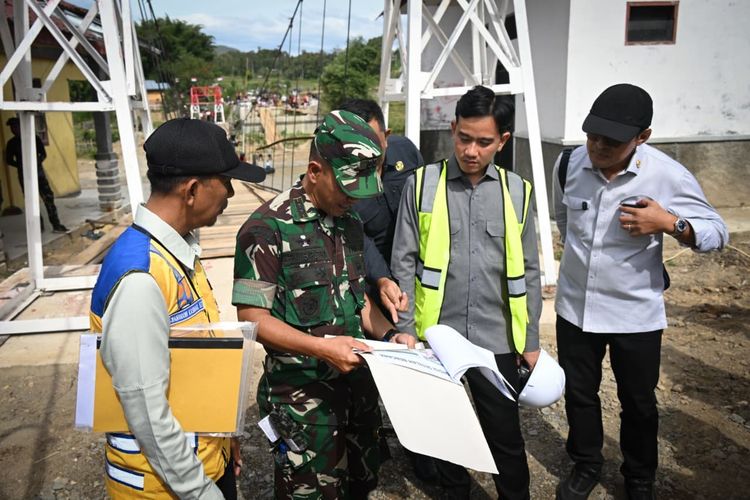 Cek Pembangunan Jembatan Gantung Kendawi, Gibran: Normalisasi Sungai Harus Dikebut