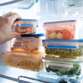 Ilustrasi menyimpan makanan di kulkas. 