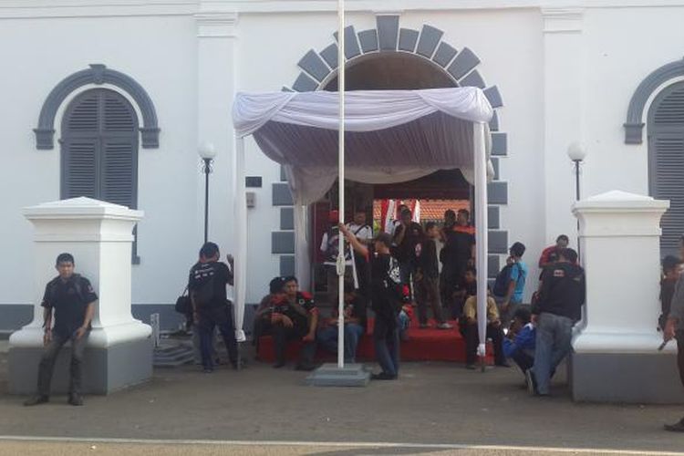 Pengunjung di depan pintu masuk Museum Kebangkitan Nasional, Rabu (20/5/2015)
