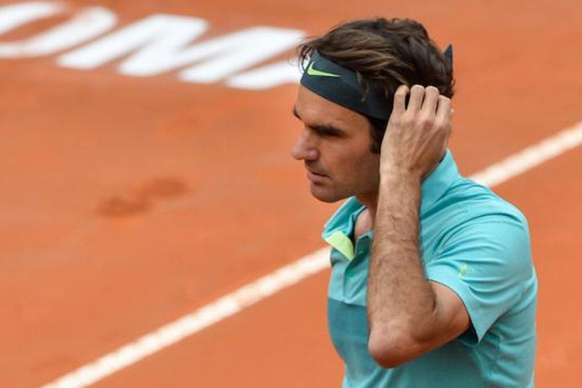 Petenis Swiss, Roger Federer, bereaksi saat menghadapi petenis Ceko, Tomas Berdych, pada babak perempat final Italia Terbuak di Roma, Jumat (15/5/2015). Federer menang 6-3, 6-3.