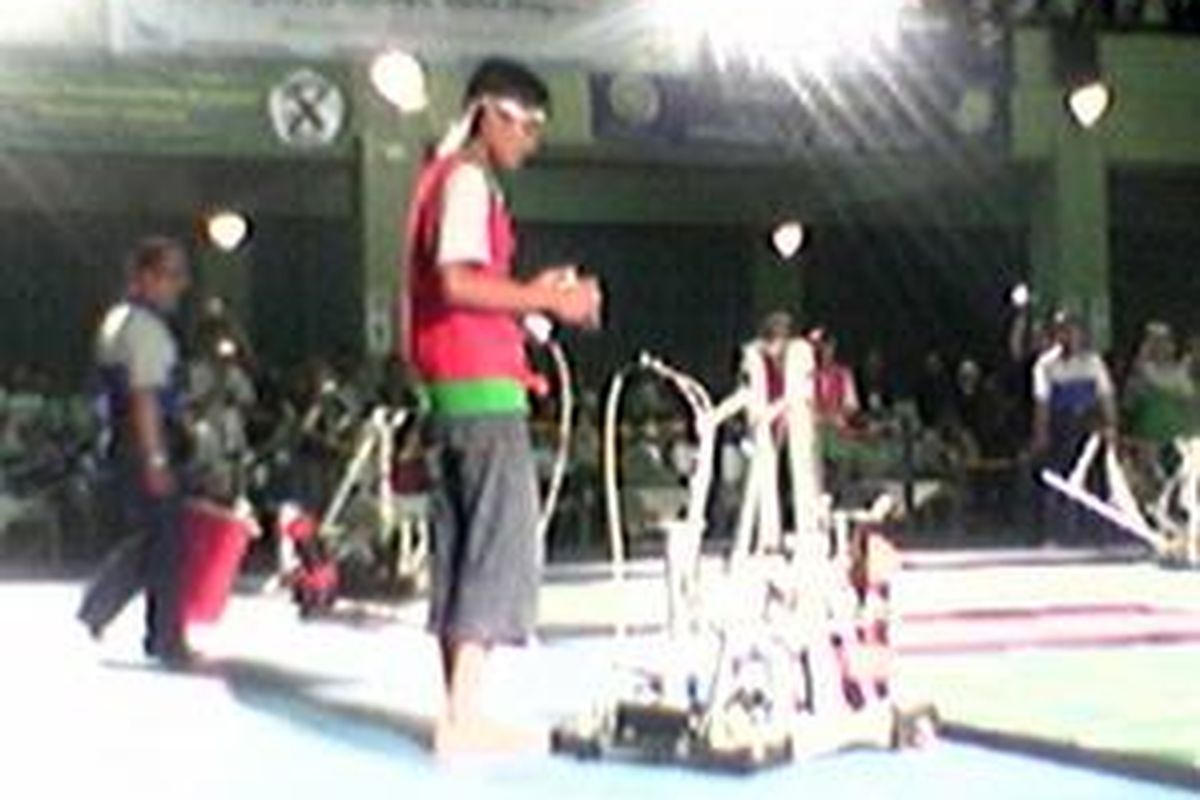 Robot manual Politeknik Elektornika Negeri Surabaya (PENS) sedang berlaga di arena Kontes Robot Indonesia/Kontes Robot Cerdas Indonesia (KRI/KRCI) 2008 di Balairung UI Depok, Sabtu (14/6). Robot PENS yang bernama JUMP-BE masih tampil mencengangkan di kontes tahun ini.