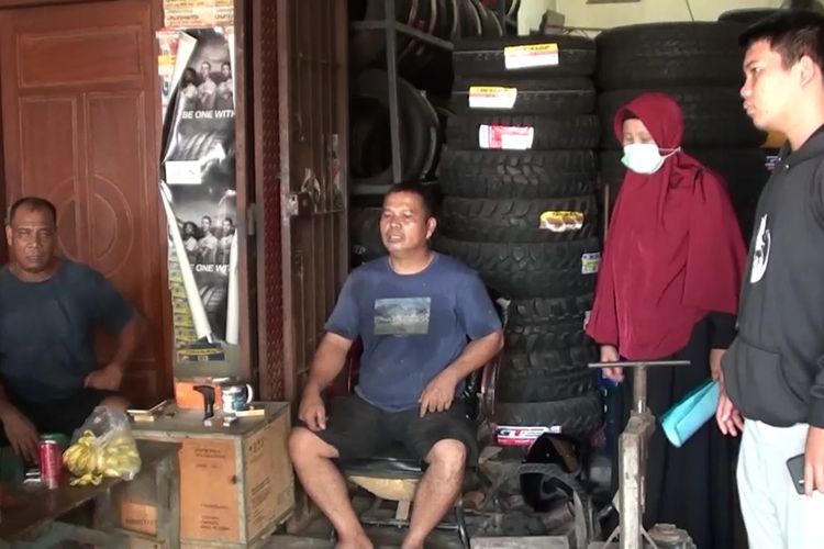 Suasana kediaman Ramlah (50), ibu penambal ban yang uangnya senilai puluhan juta raib dari rekening miliknya. Rabu, (19/5/2021).