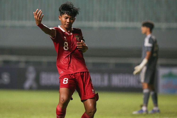 Pemain timnas U17 Indonesia Arkhan Kaka berselebrasi usai membobol gawang timnas U17 Uni Emirat Arab pada laga Kualifikasi Piala Asia U17 2023 di Stadion Pakansari, Kabupaten Bogor, Rabu (5/10/2022). Indonesia menang dengan skor 3-2.