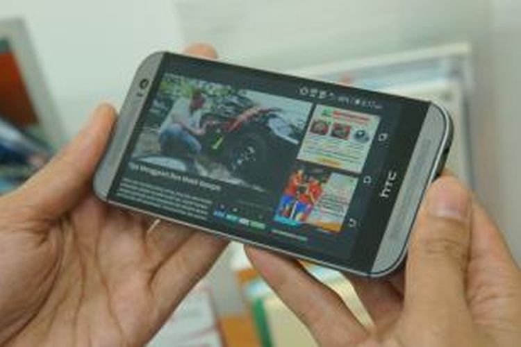 Speaker mengapit layar HTC One (M8)