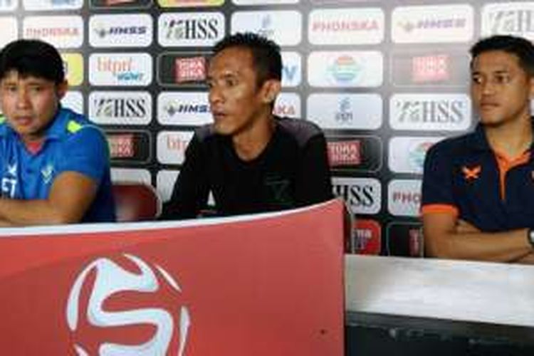 Pelatih Persegres Gresik United Eduard Tjong (kiri), dalam sesi jumpa pers jelang pertandingan kontra PBFC, Sabtu (15/10/2016) lalu.
