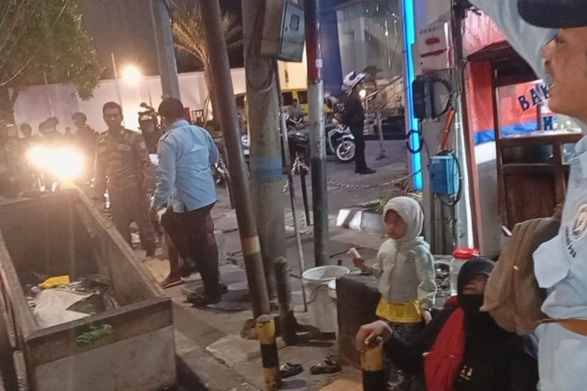 Petugas Satuan Polisi Pamong Praja (Satpol PP) DKI Jakarta menjaring 9 Pemerlu Pelayanan Kesejahteraan Sosial (PPKS) dalam operasi yang digelar di Jakarta Pusat dan Jakarta Selatan pada Senin (10/4/2023) malam. 