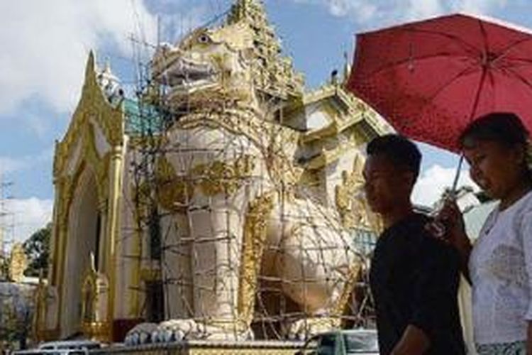 Salah satu pintu gerbang masuk kawasan Pagoda Shwedagon di Yangon, Myanmar, Kamis (9/10/2014). Shwedagon merupakan salah satu obyek andalan untuk menarik wisatawan ke Myanmar.