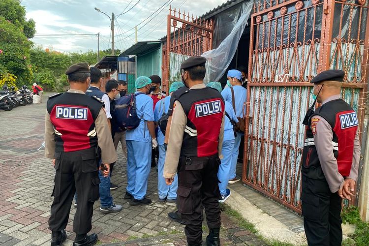 Polisi dan tim gabungan melakukan olah tempat kejadian perkara (TKP) di kawasan Kalideres, Jakarta Barat pada Rabu (16/11/2022). Upaya ini dilakukan guna menyelidiki kasus tewasnya satu keluarga secara misterius. 