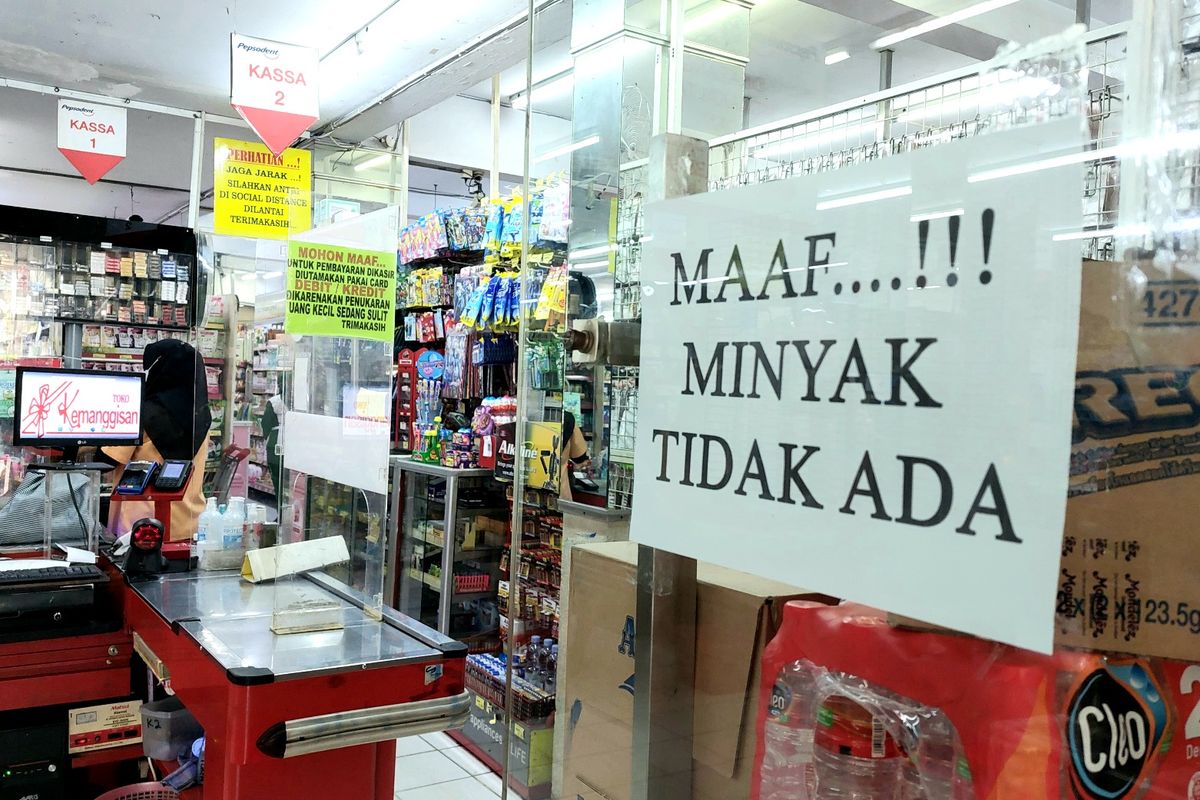 Pasokan minyak goreng di Toko Kemanggisan, Kemnaggisan, Palmerah, Jakarta Barat, masih kosong sejak pekan lalu, Kamis (17/3/2022).