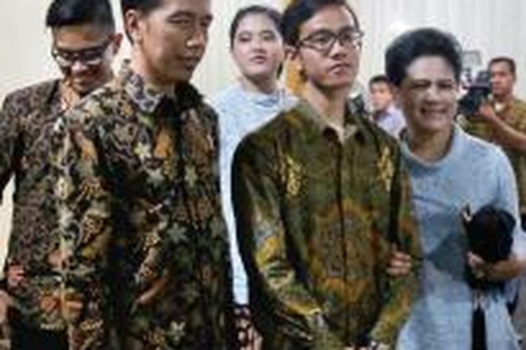 Presiden Joko Widodo dan Ibu Negara Iriana mendampingi putra sulungnya, Gibran Rakabuming Raka usai melaksanakan adat tembungan  di rumah calon istrinya Selvi Ananda Putri di Sumber, Surakarta, Jawa Tengah,  Selasa (9/6/2015). Selvi dan Gibran akan melaksanakan akad nikah pada Kamis (11/6).