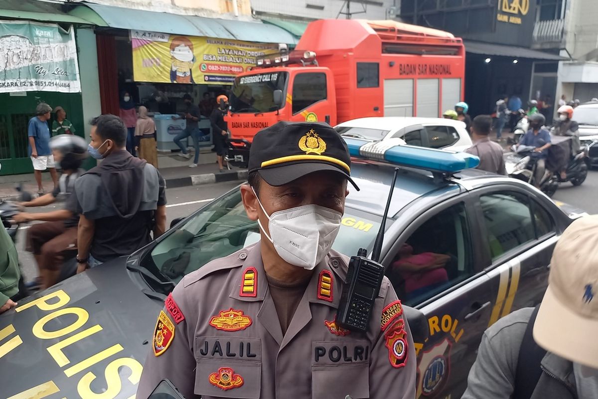 A saat naik ke tower setinggi 20 meter. Foto ke 2 Kapolsek Gondomanan AKBP Abdul Jalil, Senin (14/3/2022)