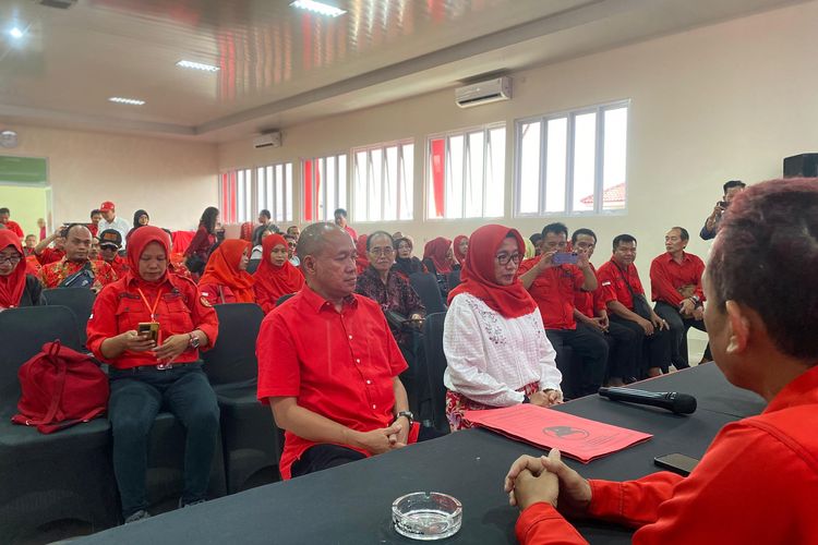 Mantan Wabup Banyumas Sadewo Tri Lastiono menyerahkan formulir pendaftaran ke Kantor DPC PDI-P Banyumas, Jawa Tengah, Senin (13/5/2024).